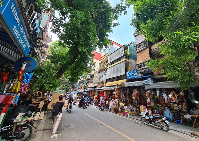 Ram thang 7, “xe sang, hang hieu” cho nguoi coi am e am mua dich