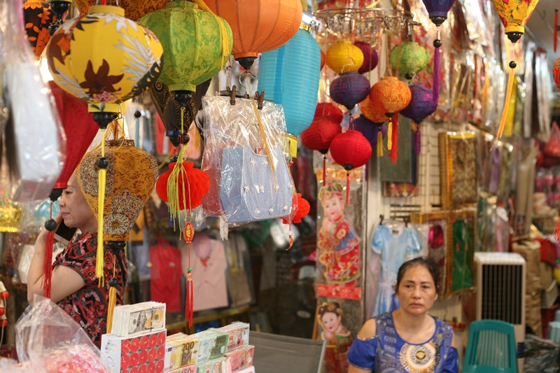 “Rằm năm nay, khách hàng đến đây chủ yếu mua đồ vàng mã, cơ bản như giày dép, quần, áo. Còn ô tô, nhà lầu người ta ít mua lắm”, một chủ cửa hàng chia sẻ.