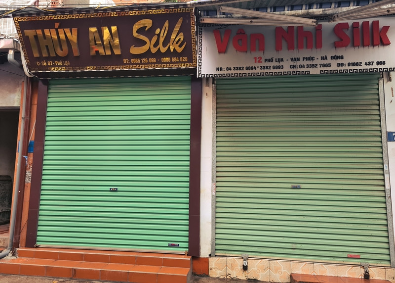 Một vài chủ cửa hàng chia sẻ thêm, nhằm “vớt vát” lượng khách đến mua hàng trực tiếp, họ đã và đang đẩy mạnh sang bán hàng thông qua các kênh online, mạng xã hội như: Facebook, zalo…