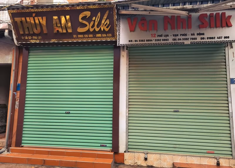 Một vài chủ cửa hàng chia sẻ thêm, nhằm “vớt vát” lượng khách đến mua hàng trực tiếp, họ đã và đang đẩy mạnh sang bán hàng thông qua các kênh online, mạng xã hội như: Facebook, zalo…