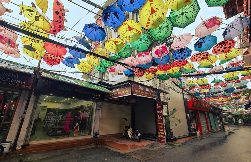 Một số chủ cửa hàng ở đây cho biết, việc buôn bán ế ẩm bắt đầu từ trận COVID-19 đầu năm. Đến nay, tiếp tục ảnh hưởng của dịch bệnh, hoạt động kinh doanh của các cửa hàng càng trở nên ảm đạm hơn. Thậm chí có những ngày chẳng có tới một vị khách ghé tham quan chứ chưa nói đến việc khách vào mua hàng.