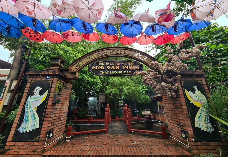 Làng lụa Vạn Phúc vắng khách tham quan, mua sắm vì COVID-19.