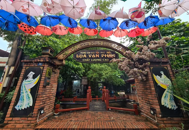 Làng lụa Vạn Phúc vắng khách tham quan, mua sắm vì COVID-19.