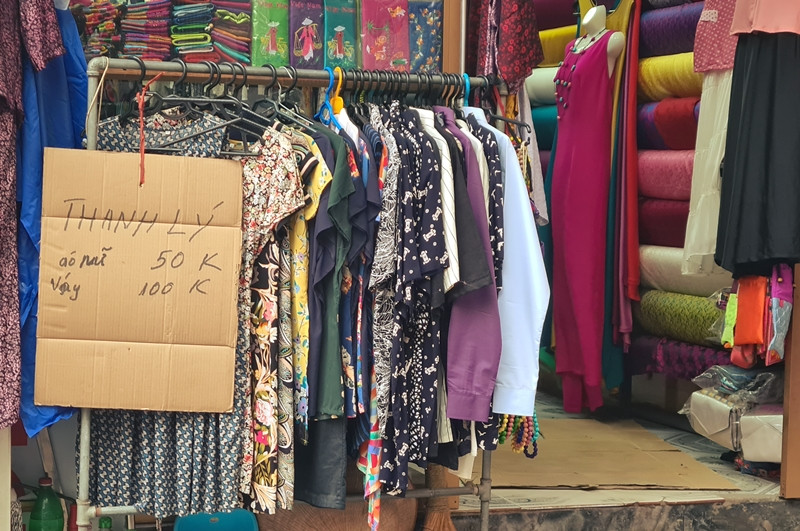 Có những chiếc váy áo ở làng lụa Vạn Phúc được thanh lý với giá từ 50 đến 100 nghìn đồng/chiếc.