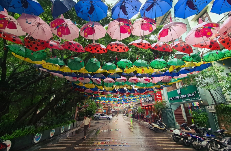  Làng lụa Vạn Phúc (Hà Đông, Hà Nội) có tuổi đời khoảng 1.000 năm tuổi. Nơi đây, là một trong những điểm du lịch Hà Nội hấp dẫn khách trong và ngoài nước đến tham quan, trải nghiệm, mua sắm.