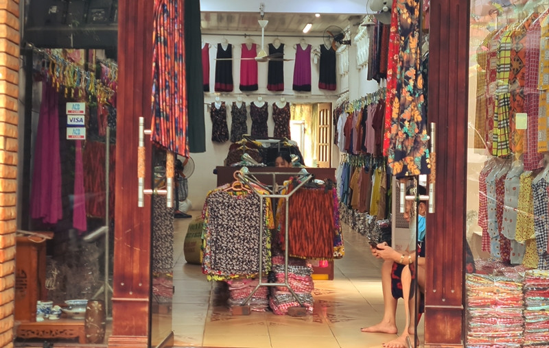 Lượng khách du lịch giảm mạnh vì dịch COVID-19 khiến các cửa hàng lụa kinh doanh tại đây đang gặp rất nhiều khó khăn.