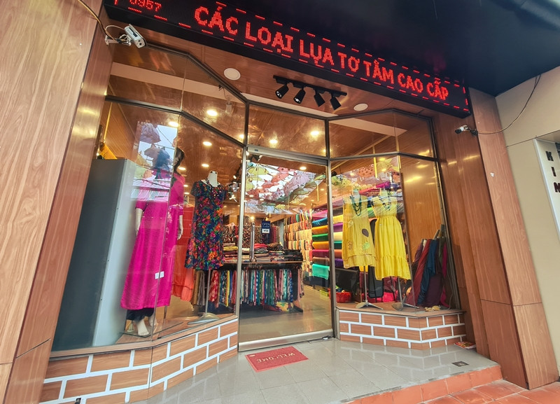 Một số cơ sở kinh doanh lụa truyền thống, cao cấp dù có mở cửa cũng chẳng có khách.