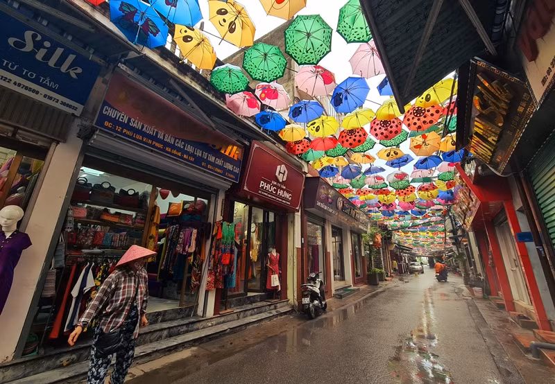 Tuy nhiên, trước tình hình của dịch bệnh COVID-19 diễn biến phức tạp, hiện nay nhiều cửa hàng ở làng lụa Vạn Phúc đã phải đóng cửa, tạm nghỉ không hẹn ngày mở, treo biển xả hàng vì buôn bán ế ẩm.