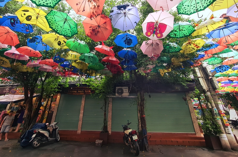 Nhiều cửa hàng tại đây luôn trong tình trạng đóng cửa, cài then vì buôn bán ế ẩm.