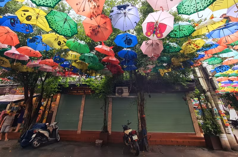 Nhiều cửa hàng tại đây luôn trong tình trạng đóng cửa, cài then vì buôn bán ế ẩm.