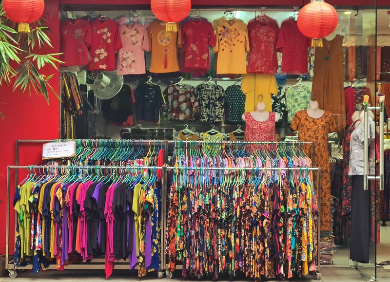 Bên cạnh tình cảnh đóng cửa, tạm nghỉ, nhiều cửa hàng còn đua nhau treo biển xả hàng hoặc thanh lý váy, áo.