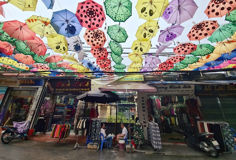 Không có khách, nhiều chủ cửa hàng tranh thủ ngồi với nhau "tám chuyện" để "giết" thời gian.