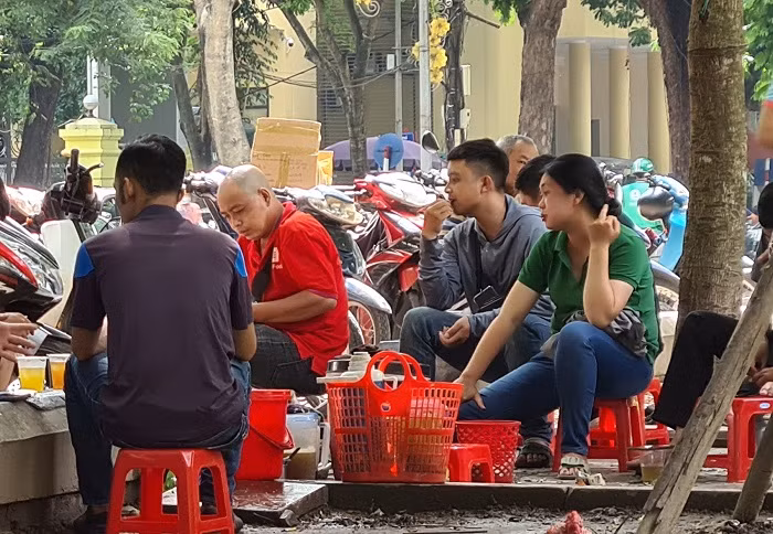 Một số người đến đây còn mang theo gà chọi, thả chúng chạy lung tung.