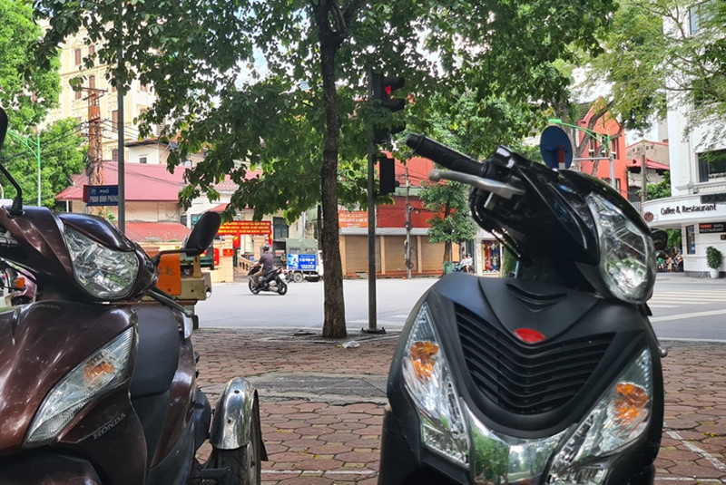 Đáng chú ý là nằm đối diện khu vực đang diễn ra tình trạng tụ tập buôn bán trà đá, người dân không đeo khẩu trang là một trụ sở Công an phường.