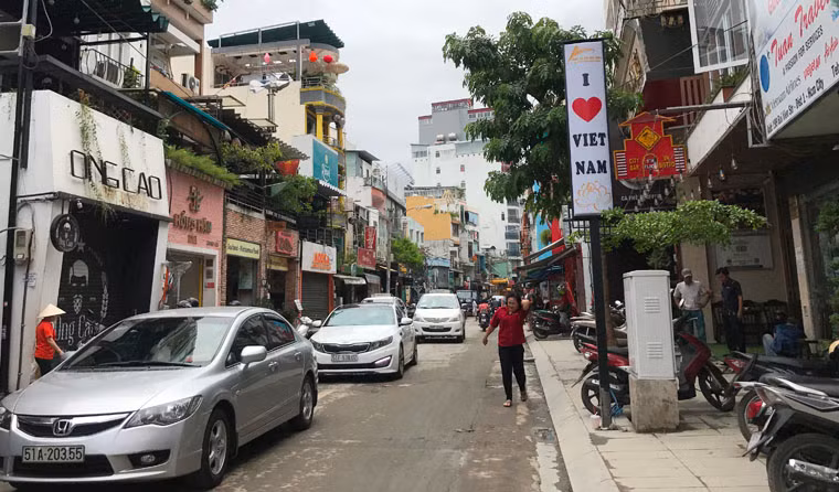 Chia sẻ với PV Kiến Thức, hầu hết người dân địa phương cũng như những người kinh doanh, buôn bán trên đường Bùi Viện (khu phố Tây) đều bày tỏ sự háo hức, trông ngóng giờ phút khai trương tuyến phố đi bộ này.