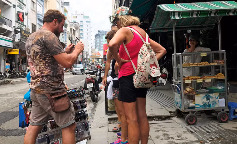 Trước đó, từ giữa tháng 7 vừa qua, để làm quen hoạt động của phố đi bộ Bùi Viện, UBND phường Phạm Ngũ Lão (quận 1) đã cấm xe máy lưu thông từ 19h hôm trước đến 2h sáng hôm sau các ngày thứ bảy và chủ nhật hàng tuần.