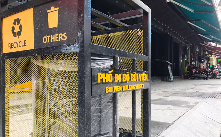 Bùi Viện là 1 trong 3 con đường thuộc khu “Phố Tây”, nằm ở phường Phạm Ngũ Lão, quận 1, TP HCM. Từ nhiều năm qua nơi này trở thành điểm đến của rất nhiều khách du lịch nước ngoài với nhiều quán bar, cửa hàng ăn uống luôn nhộn nhịp cả ngày lẫn đêm.