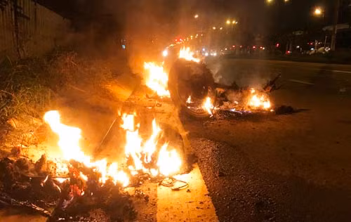 Chay xe may kinh hoang o cua ngo Sai Gon, mot nguoi bi bong