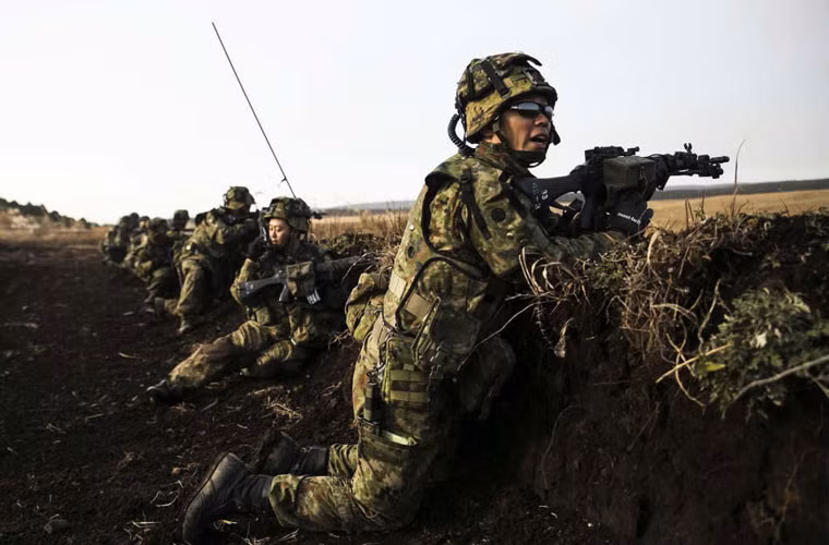 Lính phòng vệ Nhật Bản bên chiến hào.