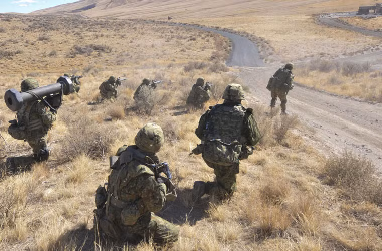 Binh sĩ Nhật Bản trong bài tập tình huống tác chiến sau khi đã đổ bộ thành công lên bờ biển.