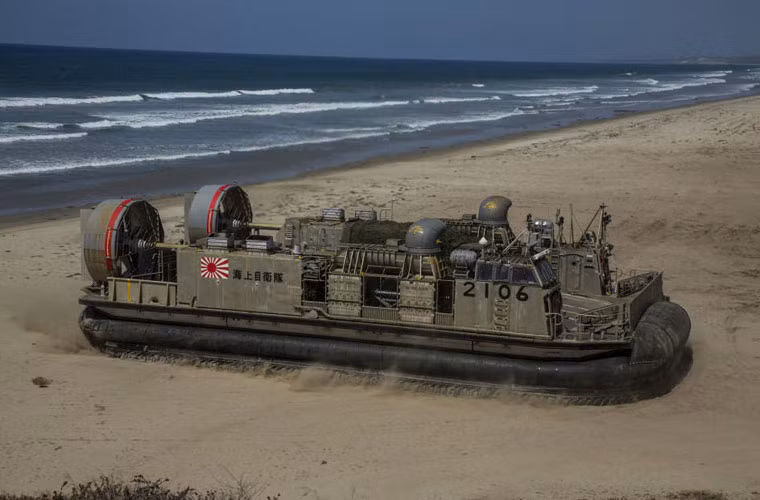 Tàu đổ bộ đệm khí LCAC của Nhật Bản trườn lên bờ.