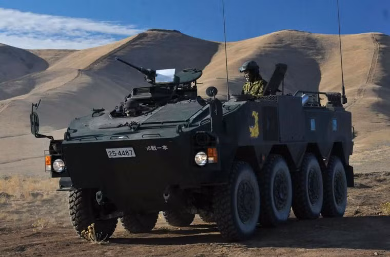 Xe bọc thép chở quân Type 96 của Lực lượng Phòng vệ Nhật Bản hành quân.