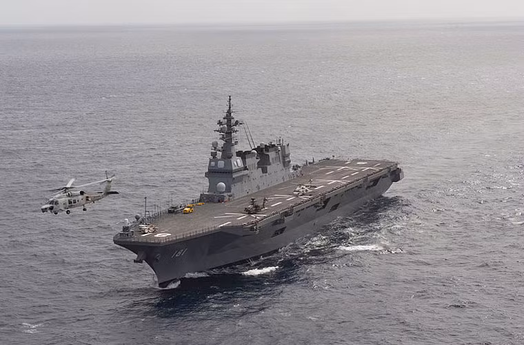 Trước hành động hung hăng của Trung Quốc tại khu vực tranh chấp Senkaku/Điếu Ngư, những năm gần đây Lực lượng Phòng vệ Nhật Bản hàng năm luôn có cuộc tập trận chung (mang tên Dawn Blitz) với Thủy quân Lục chiến Mỹ nhằm tăng cường khả năng tác chiến đổ bộ, đánh chiếm đảo. Ảnh: Tàu đổ bộ trực thăng Hyuga của Nhật Bản trong Dawn Blitz 2015.