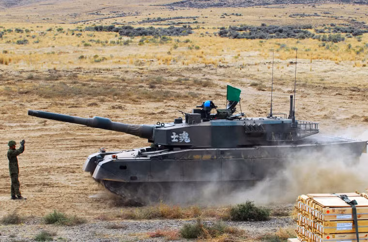 Không chỉ xe bọc thép hạng nhẹ, Nhật Bản còn triển khai cả các xe tăng chủ lực tham gia tập trận Dawn Blitz dù mục tiêu của chúng là tập đánh chiếm đảo. Nhưng có lẽ người Nhật nghĩ sâu hơn thế, sau khi đánh chiếm bờ biển, họ muốn tiến sâu vào hơn nữa. Vì vậy, sẽ cần phải có xe tăng chủ lực tạo mũi đột kích mạnh mẽ.