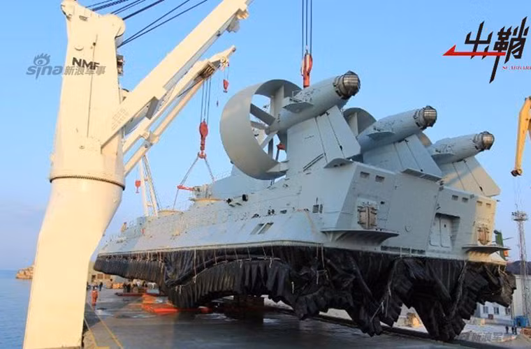 Ngoài tàu sân bay Varyag, một thương vụ gây được sự chú ý không kém đó chính là việc Trung Quốc đặt mua của Ukraine hai tàu đổ bộ đệm khí lớp Zubr (kiểu Bò rừng). Zubr thật sự là một mẫu tàu đổ bộ quan trọng trong các hoạt động tác chiến ven bờ và hải đảo. Với tốc độ siêu cao, Zubr có thể nhanh chóng tiếp cận khu vực cần đánh chiếm trên một hải trình dài. Lượng giãn nước khoảng khi đầy tải 535 tấn, tốc độ tối đa 60km/h, có thể chở được xe tăng có trọng tải 3-40 tấn.