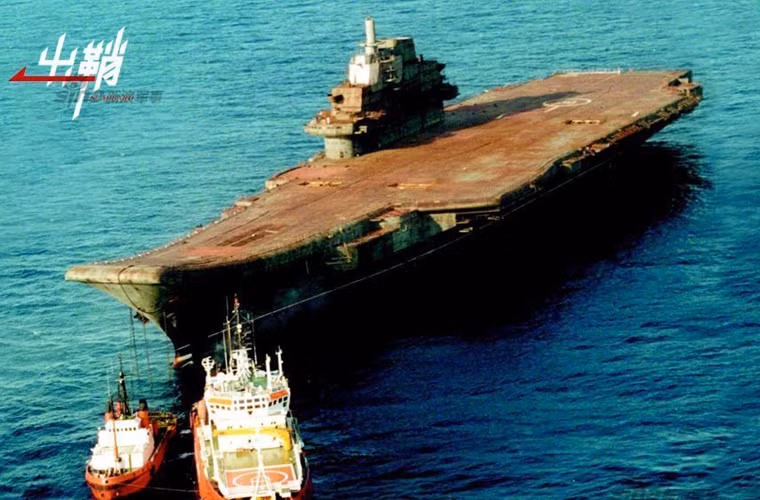 Đương nhiên, trong hợp tác kĩ thuật quân sự Trung-Ukraine thì giao dịch gây được sự chú ý nhất của công chúng đó chính là việc Trung Quốc mua tàu sân bay Varyag của Ukraine. Phía Ukraine cho biết, sau khi chiếc tàu sân bay này cập bến của Trung Quốc thì tất cả các công đoạn duy tu bảo dưỡng, cải tạo đều dưới sự tư vấn và chỉ đạo của các chuyên gia Ukraine.