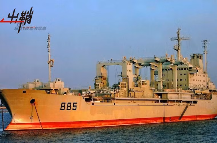 Tuy nhiên, Trung Quốc và Ukraine chính thức bắt tay hợp tác thương mại quân sự là vào tháng 11/1992. Năm 1993 Trung Quốc đã mua của Ukraine một chiếc tàu tiếp tế viễn dương vừa mới được hạ thủy nhưng chưa hoàn thiện xong. Chiếc tàu này được kéo tới Đại Liên và sau 3 năm thì đóng hoàn thiện. Nó có lượng giãn nước khi đầy tải là 37.000 tấn. Đây được coi là tàu tiếp tế lớn nhất của Hải quân Trung Quốc. Ban đầu nó có tên là “Nam Vận 953”, về sau đổi thành “Thanh Hải Hồ”. 10 năm sau chiếc tàu này vẫn là tàu tiếp tế lớn nhất của Hải Quân Trung Quốc.