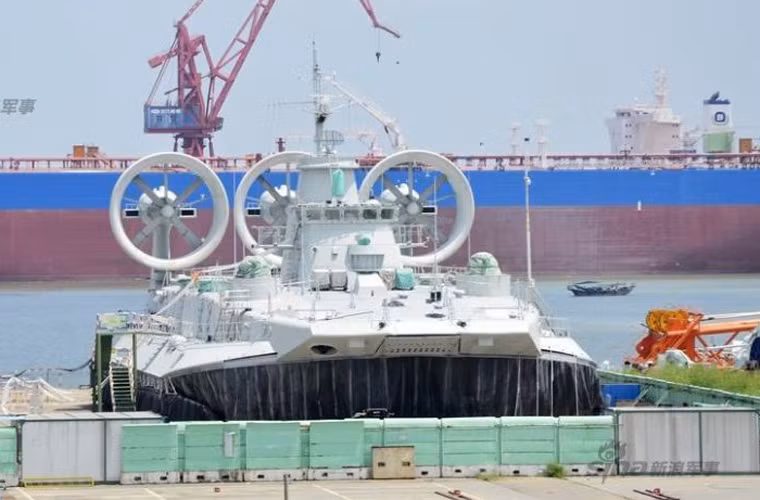 Tuy nhiên, Nga cho rằng chiếc tàu này là một thiết kế của Cục thiết kế Salyut của Nga, do vậy Nga kịch liệt phản đối sự hợp tác lần này của Trung Quốc và Ukraine. Nga yêu cầu ký lại hợp đồng và sẽ không cung cấp các linh kiện chính của chiếc tàu này nếu Ukraine không chấp thuận yêu cầu trên. Về phía Ukraine, nước này phản đối yêu cầu của Nga và một mực khẳng định hợp đồng trên với Trung Quốc sẽ tiếp tục do Ukraine thực hiện kí kết.