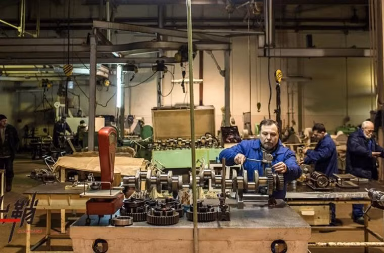 Sau khi Liên Xô tan rã, Ukraine được quyền tiếp quản 3.594 nhà máy quân dụng, hơn 3 nghìn công nhân, trong đó có hơn 700 nhà máy chuyên sản xuất các loại vũ khí trang bị quân sự với hơn 1.400 công nhân có tay nghề cao về chế tạo lắp ráp các vũ khí trang bị cho Hải - Lục - Không quân. Như vậy đáng lẽ ra Ukraine phải có năng lực xuất khẩu các thiết bị quân sự tương đương với Nga, thế nhưng trong thực tế thì lại không như vậy, thậm chí còn kém xa rất nhiều lần so với Nga.