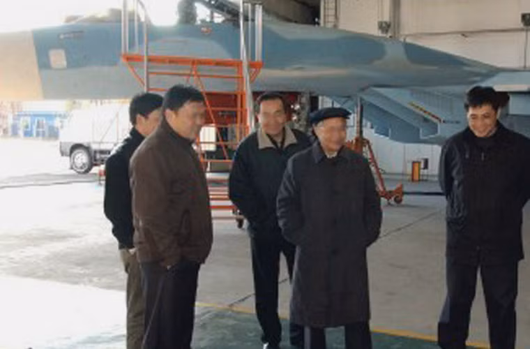 Ukraine cũng đã từng chuyển nhượng cho Trung Quốc mô hình tiêm kích hạm T-10K-3 (Su-33). Trên cơ sở của chiếc máy bay này, Trung Quốc sau đó đã tự phát triển ra máy bay chiến đấu J-15. Tháng 10/ 2006, Trung Quốc cử phái đoàn sang Ukraine để thảo luận việc giúp huấn luyện phi công tàu sân bay. Tiếp đó hàng loạt các chuyên gia kỹ thuật của hải quân, kỹ sư, phi công Trung Quốc lũ lượt kéo đến trung tâm huấn luyện bay NITKA của Ukraine.