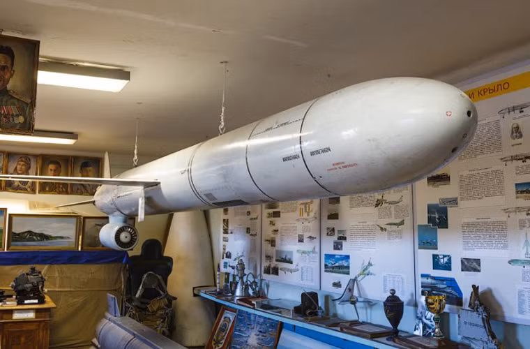 Ở lĩnh vực tên lửa hành trình, Ukraine cũng nhiều lần “đi đêm” với Trung Quốc. Nga đã nhiều lần chỉ trích Ukraine việc nước này cung cấp cho Trung quốc và Iran các thành phần đầu đạn tên lửa hành trình Kh-55. Loại thiết kế này gần giống với thiết kế của tên lửa hành trình Tomahawk của Mỹ. Nhiều chuyên gia đồn đoán, việc Trung Quốc trình làng loại tên lửa hành trình “Trường Kiếm-10” rất có khả năng được chế tạo trên cơ sở của Kh-55.