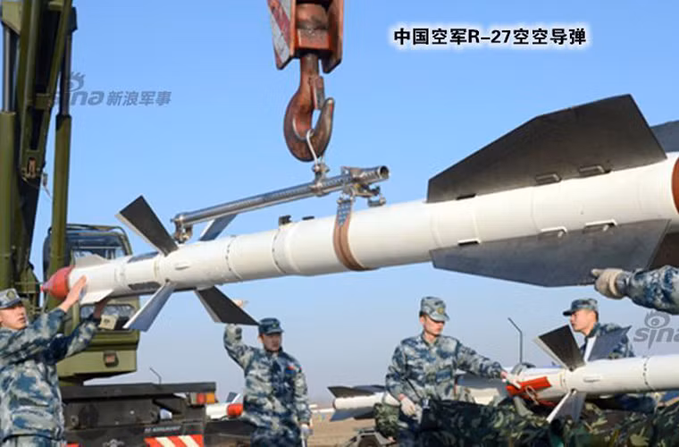 Đầu những năm 1990, Trung Quốc nhập khẩu hàng chục máy bay tiêm kích Su-27SK với tên lửa dẫn đường R-27R. Trong quá trình sử dụng, nước này đã gửi 150 đầu dẫn tên lửa sang Ukraine đại tu. Không những vậy, Trung Quốc lâu nay vẫn muốn sở hữu R-27 phiên bản nội địa.