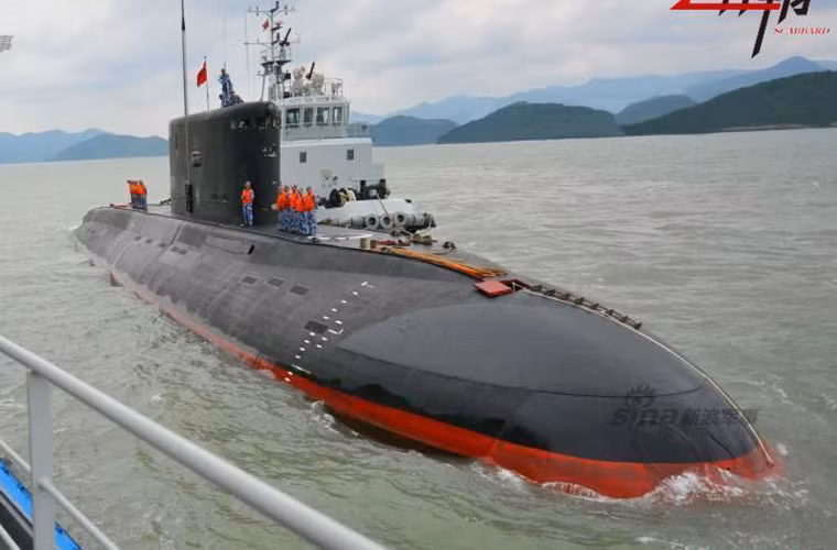 Ukraine thường đóng vai trò là nơi phục vụ phía sau cho Nga kinh doanh vũ khí. Ví dụ như vụ duy trì bảo dưỡng kỹ thuật tàu ngầm lớp Kilo.Trung Quốc muốn được tiến hành công tác bảo dưỡng trong nước nhưng phía Nga không đồng ý. Chính vì những bất đồng lâu dài không được giải quyết, nên vào năm 2009, Trung Quốc đã hợp tác được với Ukraine nhằm tìm kiếm các tài liệu nhằm tự bảo dưỡng tàu ngầm trong nước.