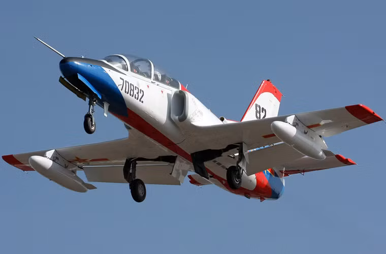 Trong hợp tác quân sự về không quân, Ukraine đã giúp đỡ Trung Quốc rất nhiều, đặc biệt về mặt động cơ. Ít nhất có hai loại máy bay của Trung Quốc hiện tại đang dùng động cơ tuốc bin phản lực cánh quạt đẩy của Ukraine. Ảnh: Máy bay huấn luyện JL-8 (bản xuất khẩu K-8) dùng động cơ AI-25 do hãng Ivchenko Progress sản xuất.