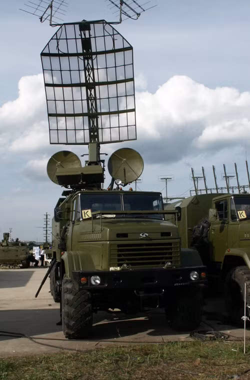 Trung Quốc và Ukraine cũng đã từng hợp tác mật thiết trong lĩnh vực radar. Từ năm 2000 đến năm 2002, Ukraine đã sản xuất khoảng 76 bộ radar bắt máy bay tàng hình Kolchuga. Trong đó 50 bộ Nga và Ethiopia, phía Ukraine trang bị 20 bộ, còn lại 4 bộ không rõ tung tích. Sau đó Ukraine thừa nhận cung cấp 4 bộ còn lại cho Trung Quốc. Phía Mỹ đề nghị được cung cấp chi tiết bản hợp đồng và các thông tin liên quan của thương vụ này nhưng bị phía Ukraine từ chối.