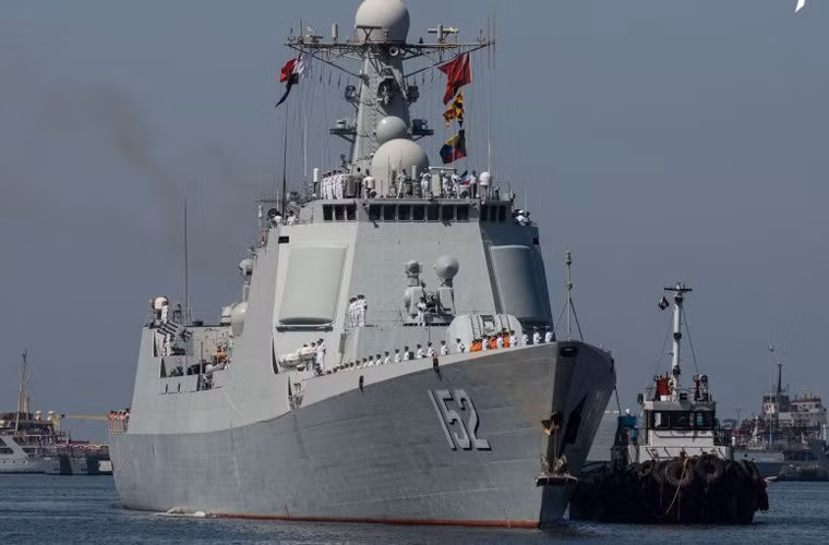 Đến ngay cả tàu khu trục Type 052C/052D của Trung Quốc cũng có bàn tay của các chuyên gia kỹ thuật Ukraine can thiệp. Phía Ukraine cung cấp cho Trung Quốc con chip xử lý dữ liệu trung ương lại càng giúp nước này giải quyết vấn đề kinh phí đắt đỏ để mua loại chíp này. Theo thống kê, với sự giúp đỡ của Ukraine, Trung Quốc chỉ phải bỏ ra vài nghìn USD để mua chúng, trong khi trên thực tế giá của chúng vào khoảng vài chục nghìn USD Mỹ.