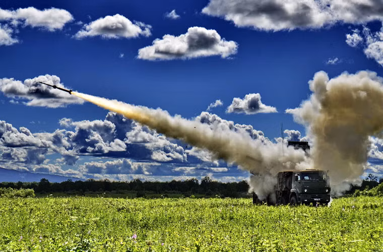 Hỏa lực của tổ hợp Pantsir-S1 gồm hai thành phần: 12 tên lửa phòng không 57E6 và hai pháo tự động 2A38M. Trong đó, 57E6 là loại tên lửa hai tầng nặng 74kg (lên tới 90kg gồm cả ống phóng bảo quản), dài 3,2m, lắp đầu nổ mảnh 20kg.