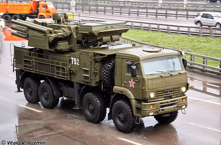 Tổ hợp pháo - tên lửa phòng không Pantsir-S1 do Cục thiết kế khí cụ KBP phát triển từ đầu những năm 1990 cho nhiệm vụ chống mục tiêu bay thấp (máy bay, trực thăng, đạn chính xác cao, tên lửa hành trình, UAV) bảo vệ các căn cứ quân sự, các tổ hợp phòng không tầm cao, các cơ sở quan trọng trước một cuộc tấn công đường không bằng vũ khí chính xác cao của đối phương.