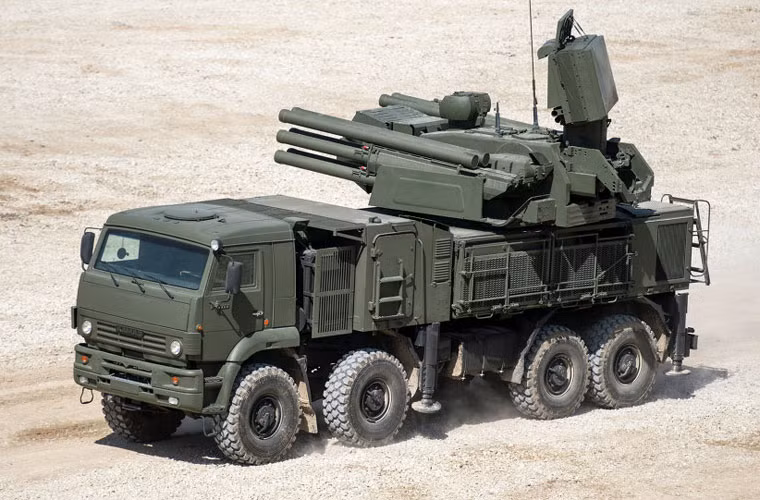 Pantsir-S1 được xem là một trong những phương tiện phòng không độc đáo nhất trên thế giới khi là sự kết hợp giữa các tổ hợp pháo bắn nhanh, tên lửa cùng hệ thống radar cảm biến vào làm một tạo nên vũ khí đối không phản ứng cực nhanh, cơ động cao, đánh chặn chính xác, cung cấp sự bảo vệ tuyệt vời cho các căn cứ, tổ hợp tên lửa... Tổ hợp có thể đặt trên nhiều phương tiện xe cộ như xe bánh lốp 8x8 (hãng Ural, Kamaz, MZKT) hay xe xích và thậm chí là tách thành module riêng đặt trên tàu chiến, hoặc đặt cố định trên các toa tàu, tòa nhà….