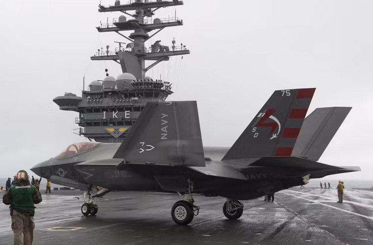 Cú hạ cánh đặt đấu mốc đặt biệt trong chương trình phát triển chiến đấu cơ F-35C – biến thể thứ 3 của dòng chiến đấu cơ tàng hình F-35 dùng trên tàu sân bay của Hải quân Mỹ.