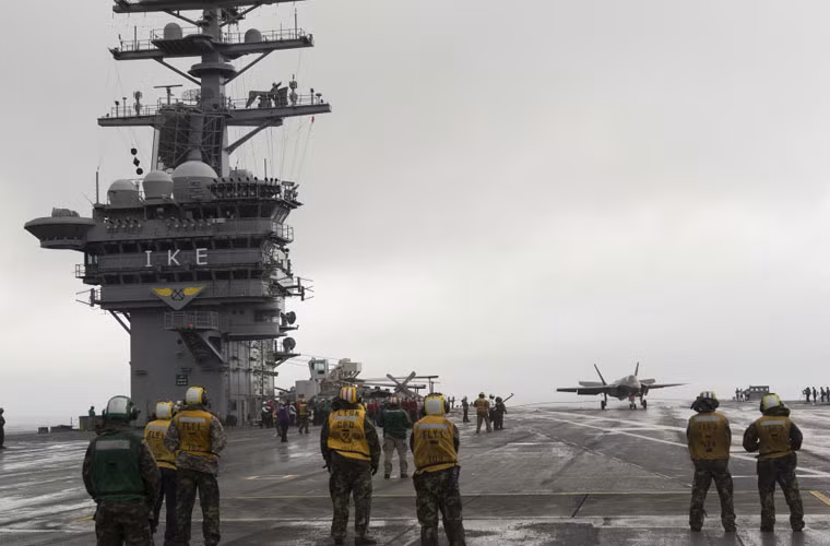 Thời khắc bộ phận móc cáp hãm đà trên F-35C móc thành công vào cáp trên tàu sân bay. Cú hạ cánh được rất nhiều nhân viên kĩ thuật tàu sân bay theo dõi.