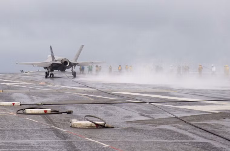 Các bức ảnh được công bố cho thấy chiếc F-35C phải thực hiện cú hạ cánh trong điều kiện thời tiết không tốt, trời có mưa. Tuy nhiên, phi công điều khiển F-35C vẫn hạ cánh thành công trên USS Dwight D. Eisenhower.