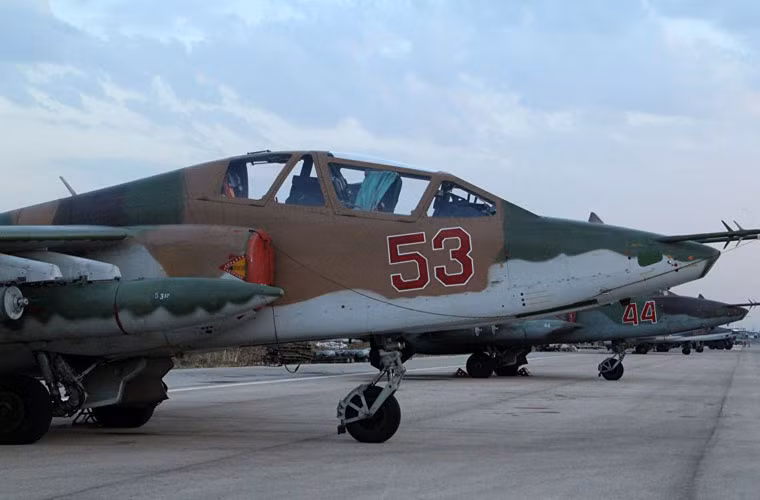 Ngoài Su-25SM, các bức ảnh tại căn cứ không quân Nga ở Syria cho thấy có sự xuất hiện của biến thể hai chỗ ngồi Su-25UBM có thể dùng cho huấn luyện. Bên cạnh đó, nó cũng có thể thực hiện nhiệm vụ tấn công mặt đất, trinh sát, chỉ điểm mục tiêu, chỉ huy đường không. Máy bay được trang bị radar Kopyo và hệ thống dẫn đường/tấn công Bars-2. Tầm bay của Su-25UBM tăng lên 1.300km với hệ thống bảo vệ chống tên lửa tầm nhiệt.