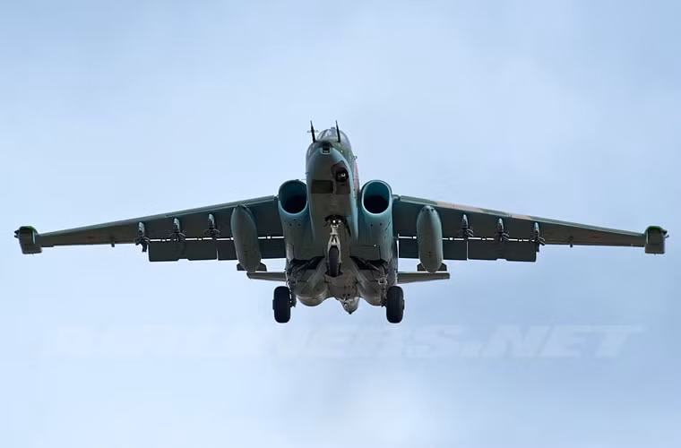 Về khả năng mang vác vũ khí, Su-25SM vẫn đảm bảo khả năng như Su-25 gốc với việc mang tổng cộng 4 tấn vũ khí trên 11 giá treo. Tuy nhiên, vũ khí trên Su-25SM được mở rộng với việc mang được nhiều loại tên lửa, rocket tối tân hơn.