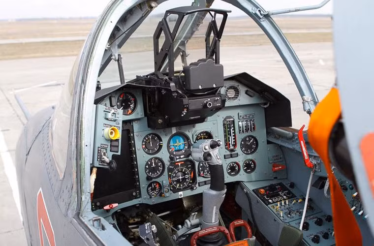 Ngoài ra, buồng lái máy bay Su-25SM cũng được hiện đại hóa mạnh mẽ với màn hình HUD KA1-1-02, màn hình màu đa chức năng (MFD).