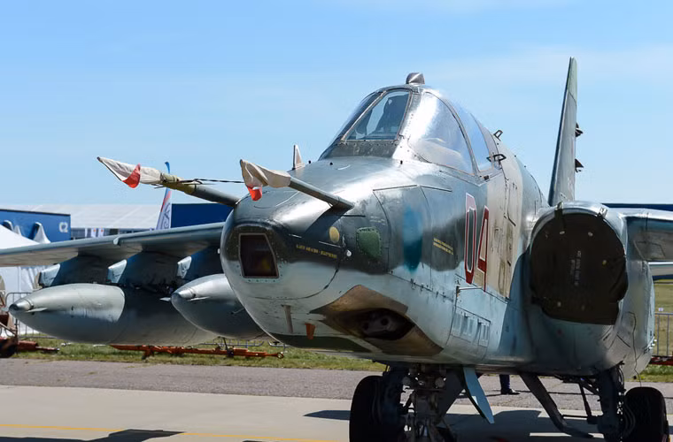 Các máy bay Su-25SM được tích hợp hệ thống tấn công/định vị PRnK-25SM được "xây dựng" xung quanh hệ thống máy tính kĩ thuật số BTsVM-90. Do đó, hệ thống được đánh giá là tốt hơn nhiều so với loại tương tự trên Su-25 nguyên bản, đảm bảo độ chính xác rất cao nếu có định vị vệ tinh (15m) và không có vệ tinh (200m).